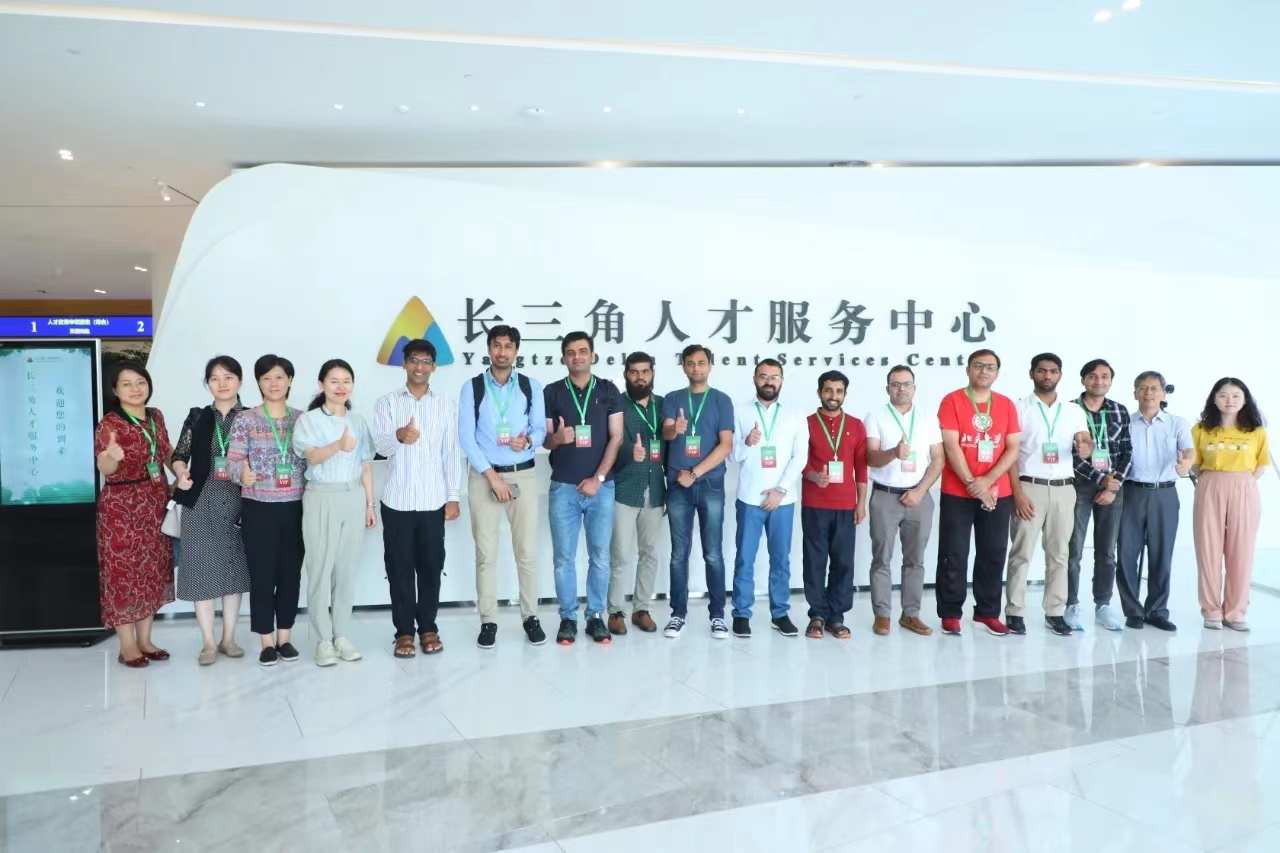 Dr. Kumar presenting at Huzhou Conference